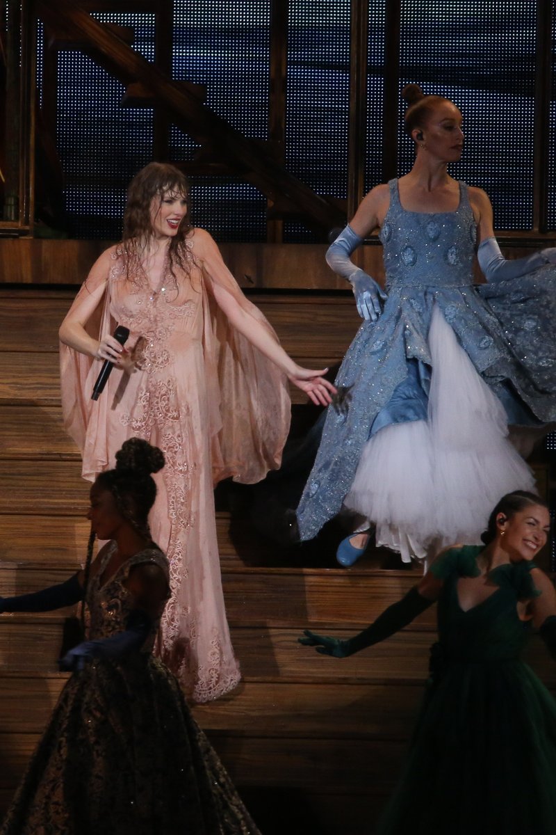 Taylor Swift — November 19 - Rio de Janeiro, Brazil — photo 545