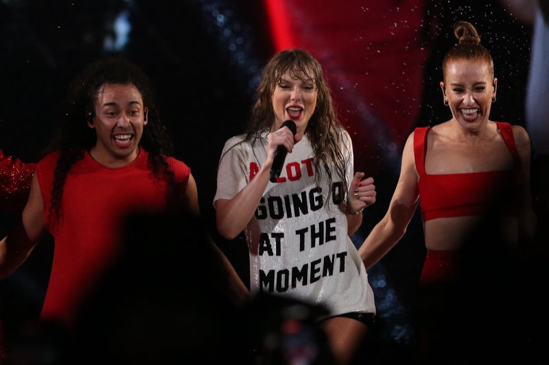 Taylor Swift — November 19 - Rio de Janeiro, Brazil — photo 611