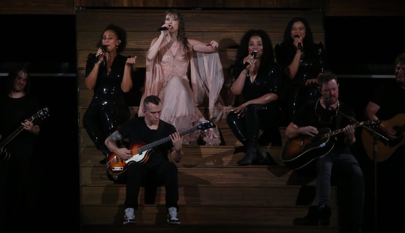 Taylor Swift — November 19 - Rio de Janeiro, Brazil — photo 631