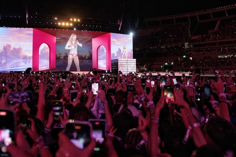 Taylor Swift — November 9 - Buenos Aires, Argentina — photo 2