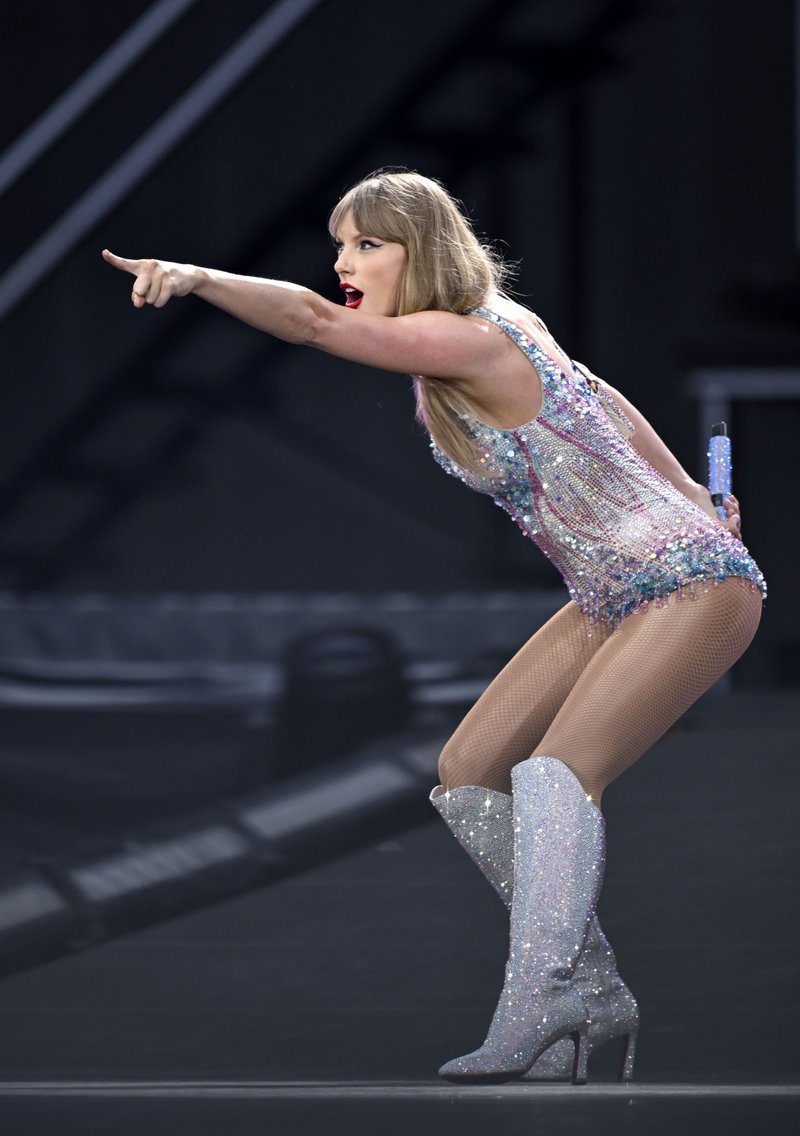 Taylor Swift — August 15 - London, England — photo 8