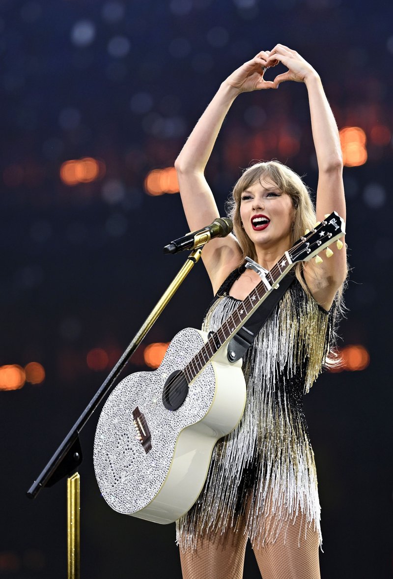 Taylor Swift — August 15 - London, England — photo 16