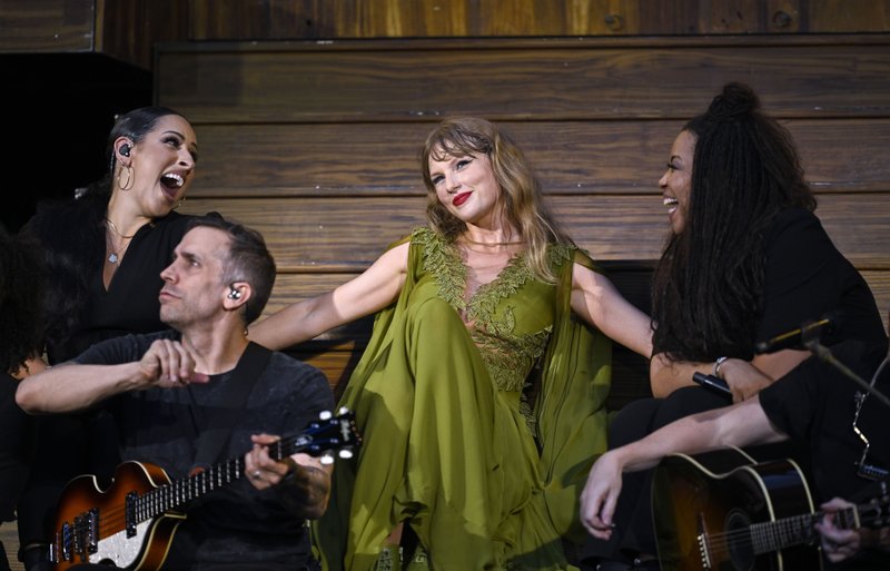 Taylor Swift — August 15 - London, England — photo 34