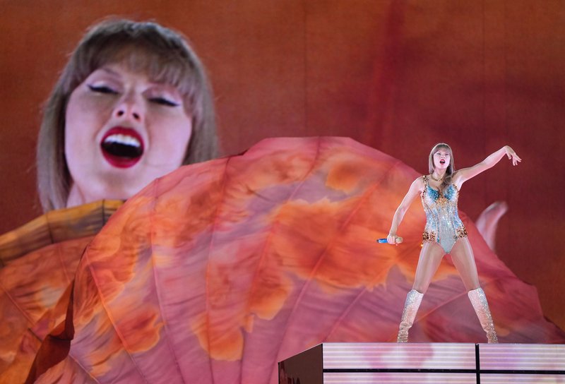 Taylor Swift — December 6 - Vancouver, Canada — photo 17