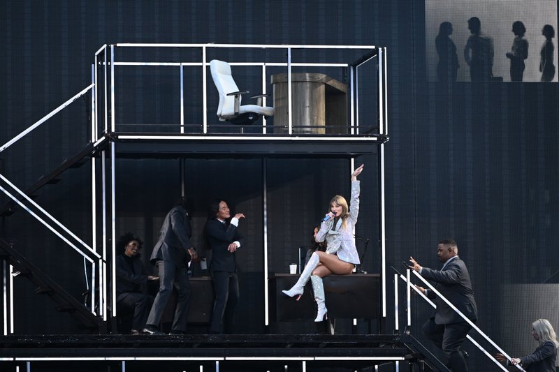 Taylor Swift — February 16 - Melbourne, Australia — photo 76