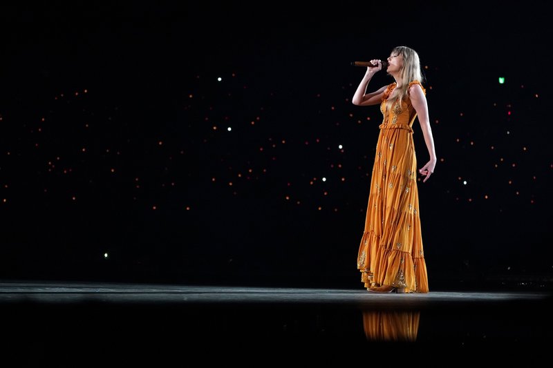 Taylor Swift — February 7 - Tokyo, Japan — photo 6