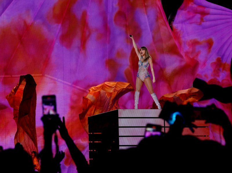 Taylor Swift — February 7 - Tokyo, Japan — photo 10