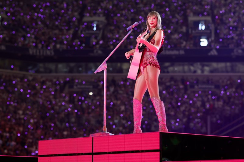 Taylor Swift — July 17 - Gelsenkirchen, Germany — photo 1
