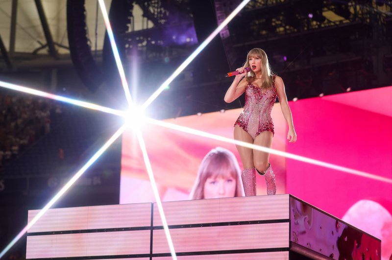 Taylor Swift — July 17 - Gelsenkirchen, Germany — photo 3