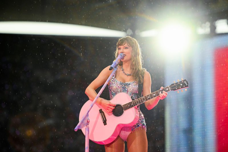 Taylor Swift — July 23 - Hamburg, Germany — photo 2
