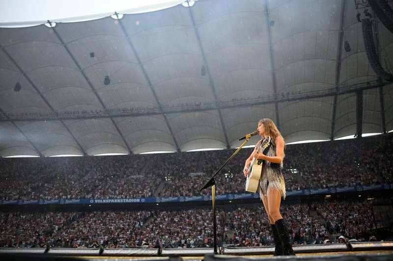 Taylor Swift — July 23 - Hamburg, Germany — photo 3