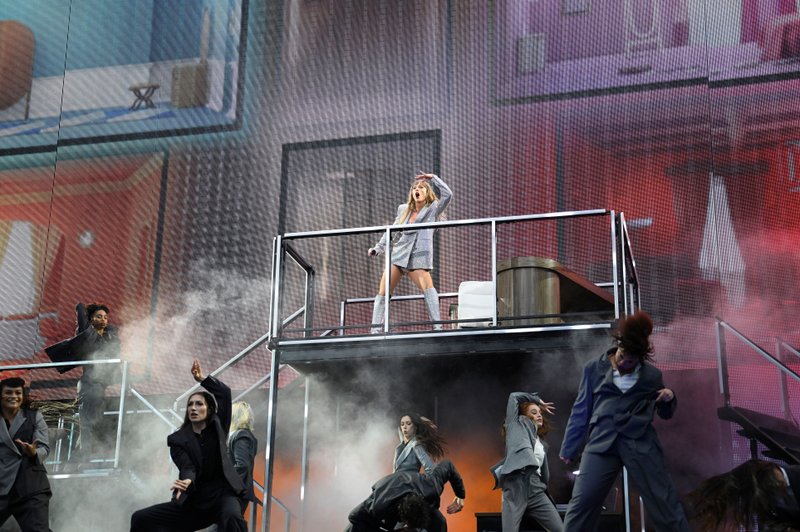 Taylor Swift — July 23 - Hamburg, Germany — photo 7