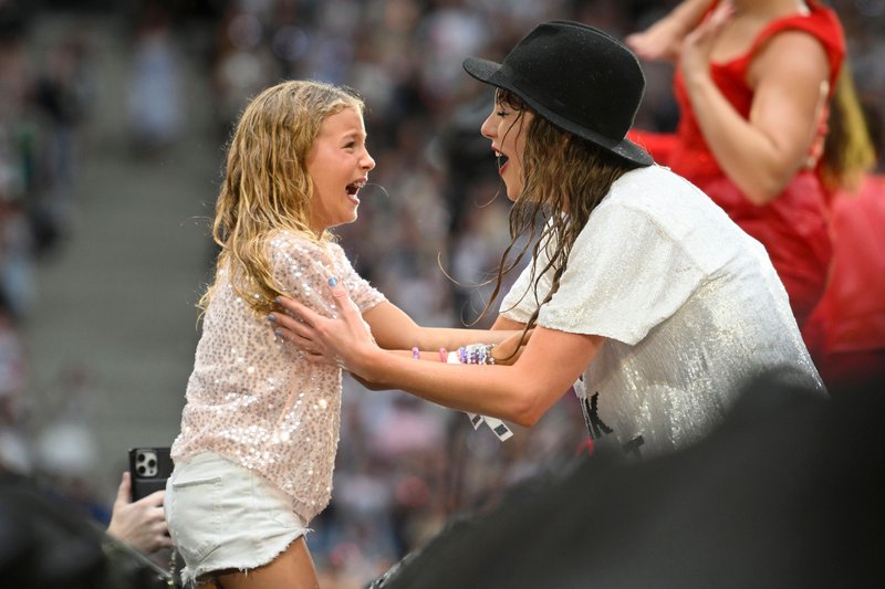 Taylor Swift — July 23 - Hamburg, Germany — photo 9