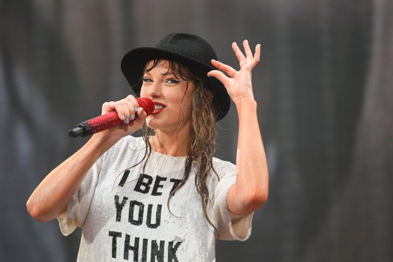 Taylor Swift — July 23 - Hamburg, Germany — photo 12