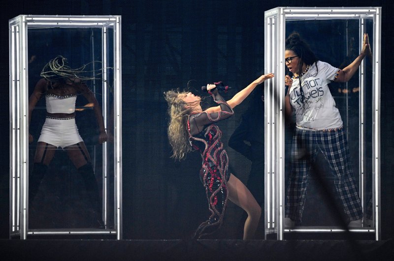 Taylor Swift — July 23 - Hamburg, Germany — photo 19