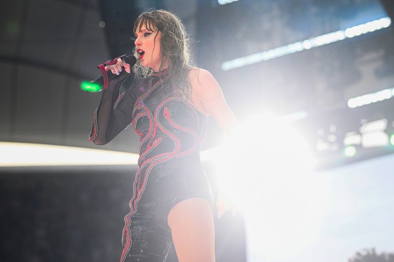 Taylor Swift — July 23 - Hamburg, Germany — photo 24