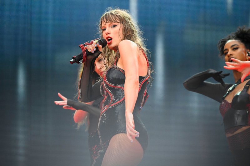 Taylor Swift — July 23 - Hamburg, Germany — photo 25