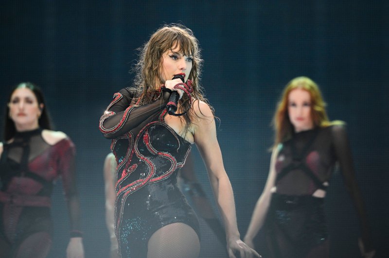 Taylor Swift — July 23 - Hamburg, Germany — photo 26