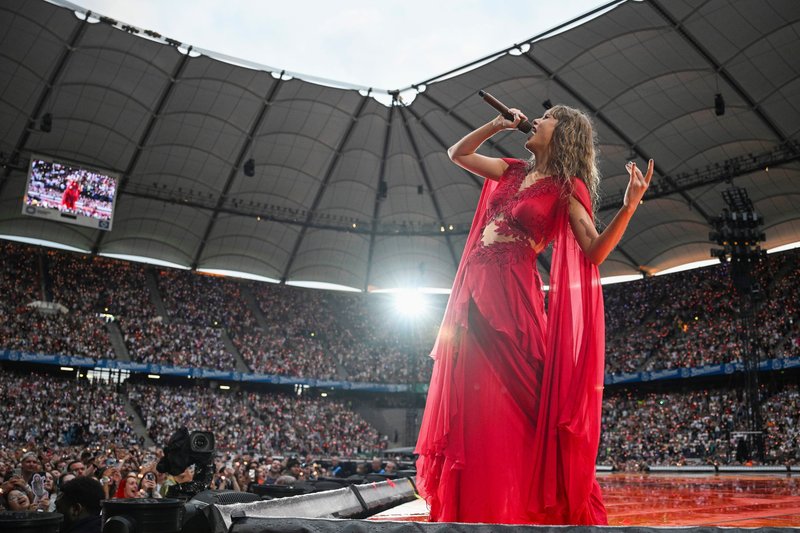 Taylor Swift — July 23 - Hamburg, Germany — photo 29