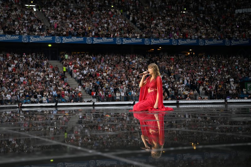 Taylor Swift — July 23 - Hamburg, Germany — photo 30