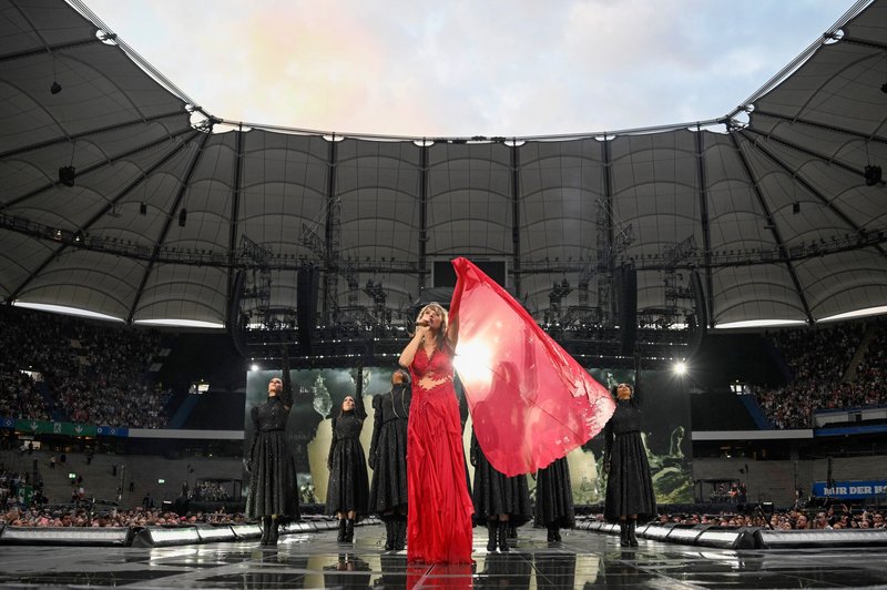 Taylor Swift — July 23 - Hamburg, Germany — photo 31