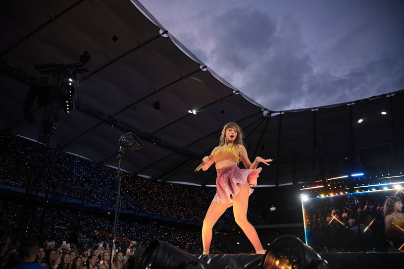 Taylor Swift — July 23 - Hamburg, Germany — photo 36