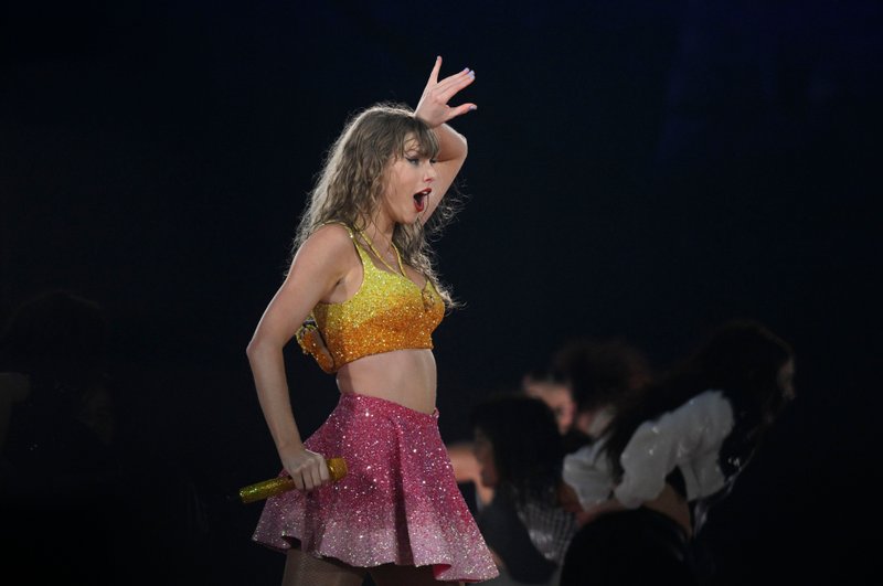 Taylor Swift — July 23 - Hamburg, Germany — photo 37