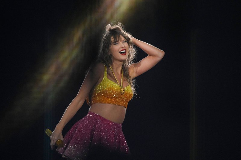 Taylor Swift — July 23 - Hamburg, Germany — photo 38