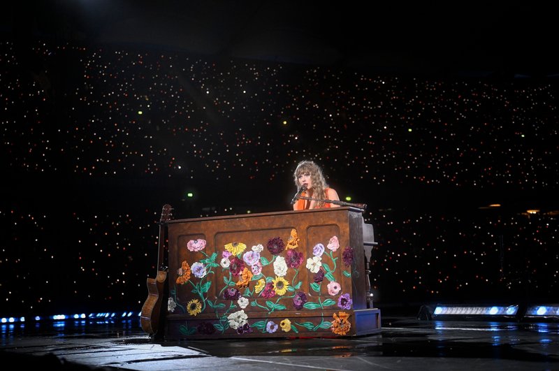 Taylor Swift — July 23 - Hamburg, Germany — photo 39