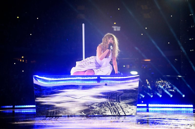 Taylor Swift — July 23 - Hamburg, Germany — photo 43