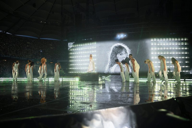 Taylor Swift — July 23 - Hamburg, Germany — photo 45