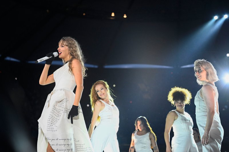 Taylor Swift — July 23 - Hamburg, Germany — photo 48
