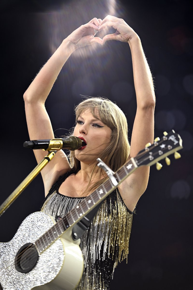 Taylor Swift — June 13 - Liverpool, England — photo 3