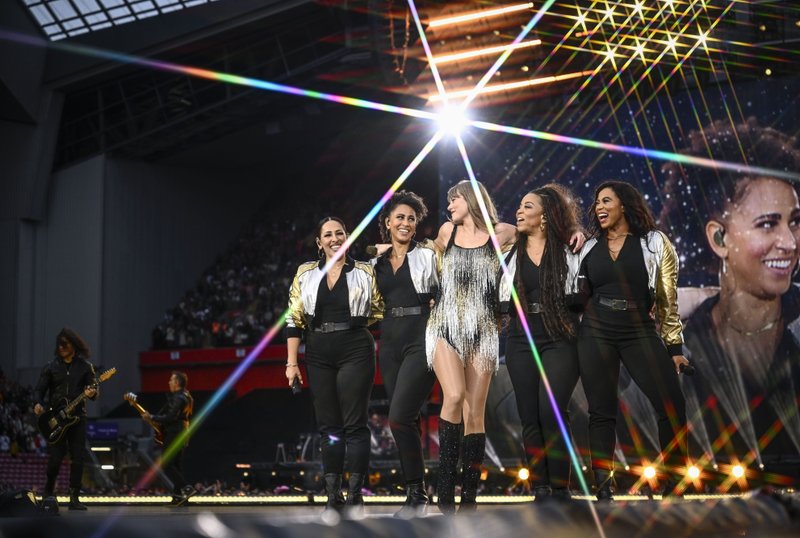 Taylor Swift — June 13 - Liverpool, England — photo 5