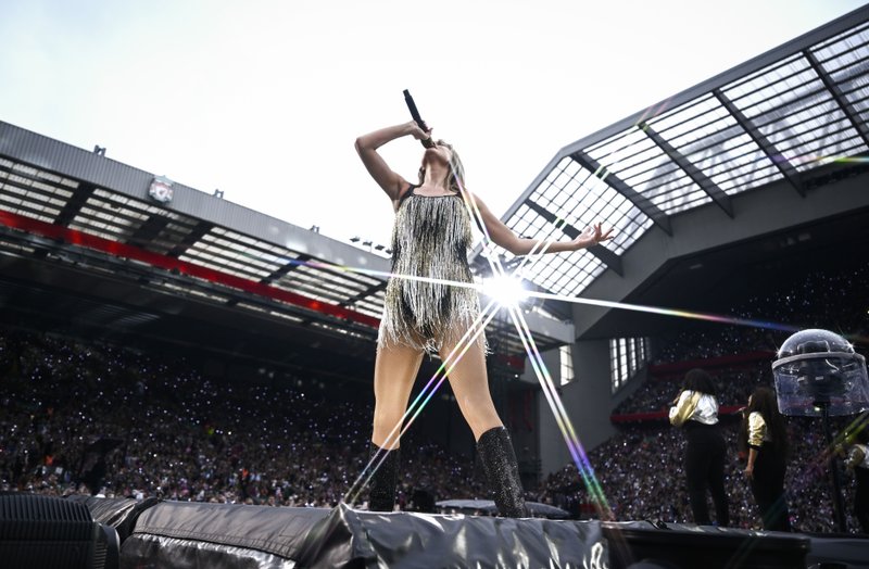 Taylor Swift — June 13 - Liverpool, England — photo 9