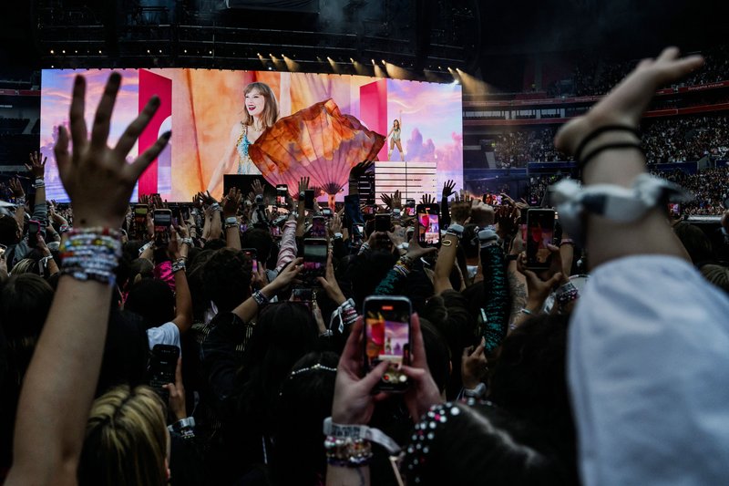 Taylor Swift — June 2 - Lyon, France — photo 2