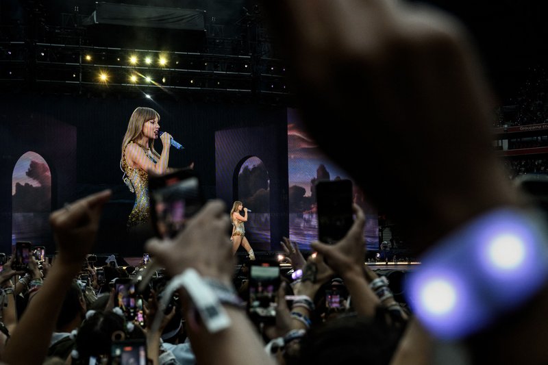 Taylor Swift — June 2 - Lyon, France — photo 11