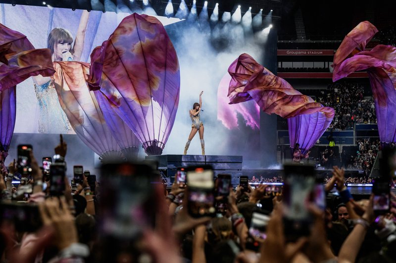 Taylor Swift — June 2 - Lyon, France — photo 23
