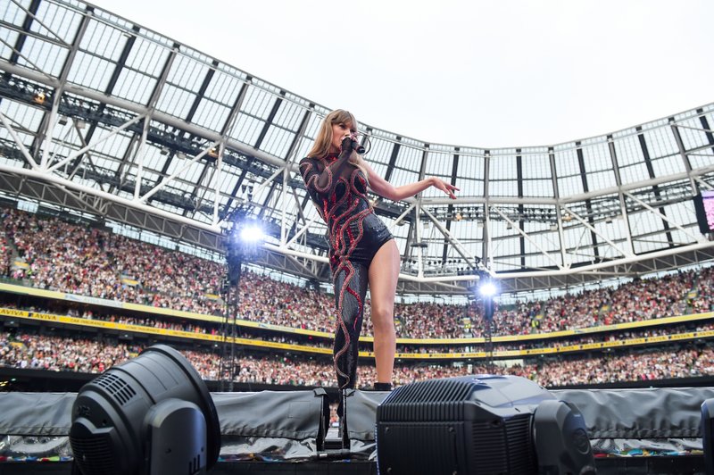 Taylor Swift — June 28 - Dublin, Ireland — photo 19