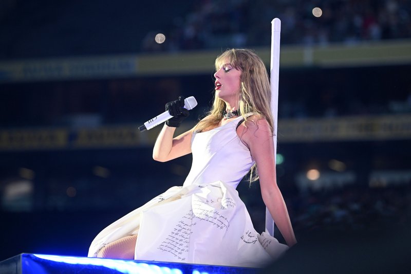 Taylor Swift — June 28 - Dublin, Ireland — photo 30