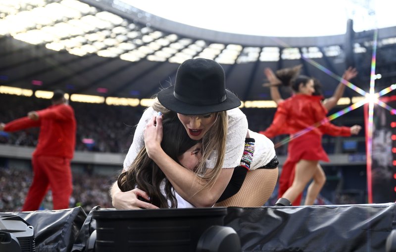 Taylor Swift — June 7 - Edinburgh, Scotland — photo 9