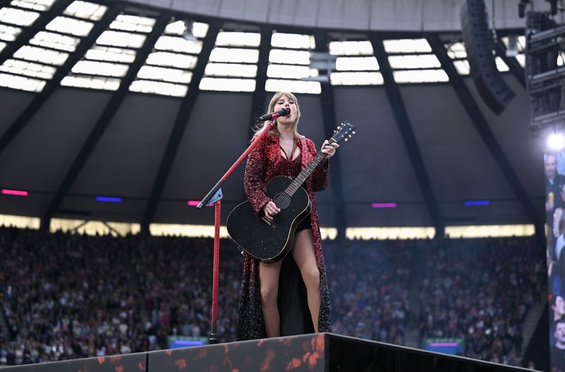 Taylor Swift — June 7 - Edinburgh, Scotland — photo 14