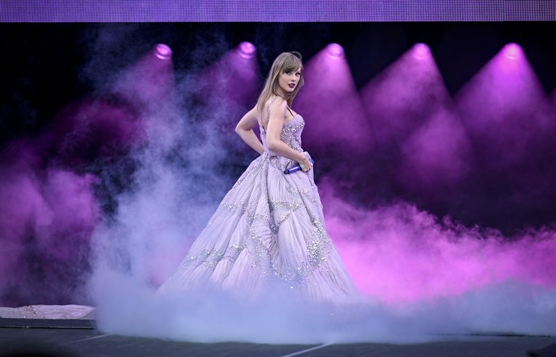 Taylor Swift — June 7 - Edinburgh, Scotland — photo 17