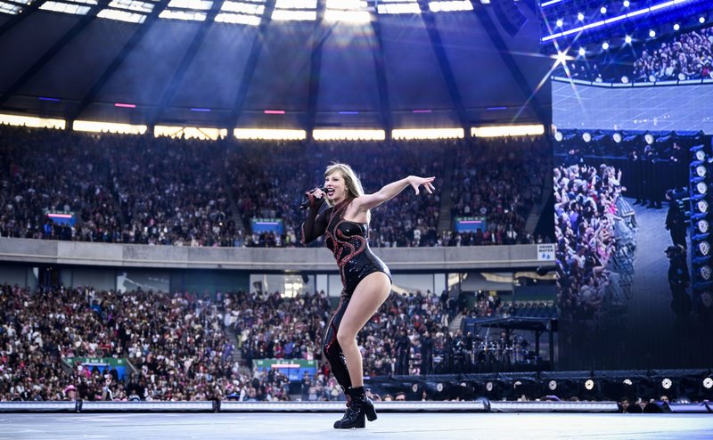 Taylor Swift — June 7 - Edinburgh, Scotland — photo 18