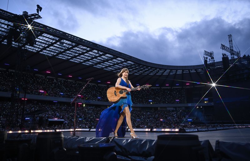 Taylor Swift — June 7 - Edinburgh, Scotland — photo 22