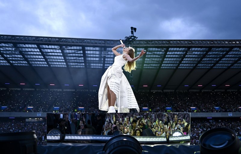 Taylor Swift — June 7 - Edinburgh, Scotland — photo 34