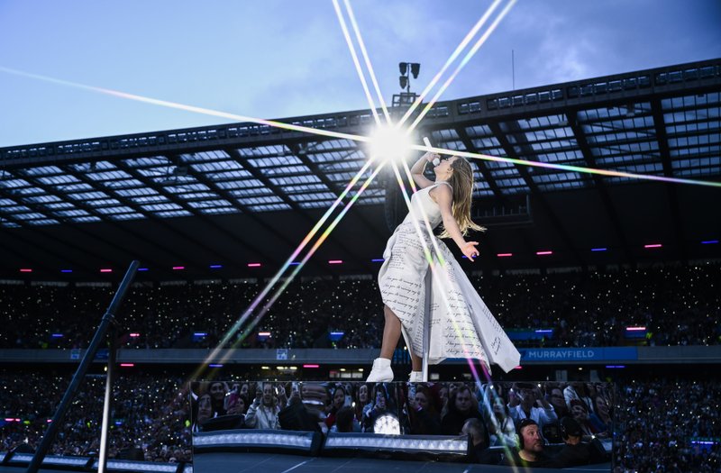Taylor Swift — June 7 - Edinburgh, Scotland — photo 35