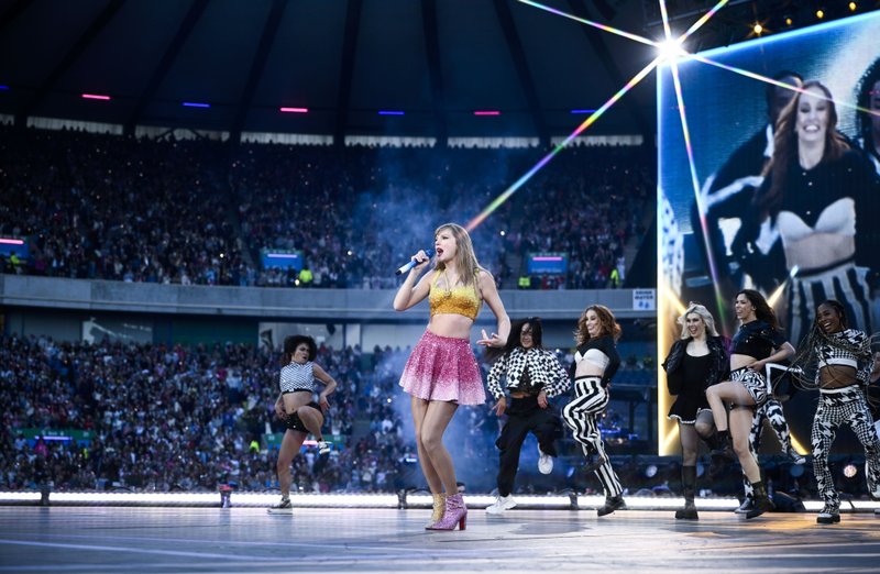 Taylor Swift — June 7 - Edinburgh, Scotland — photo 36