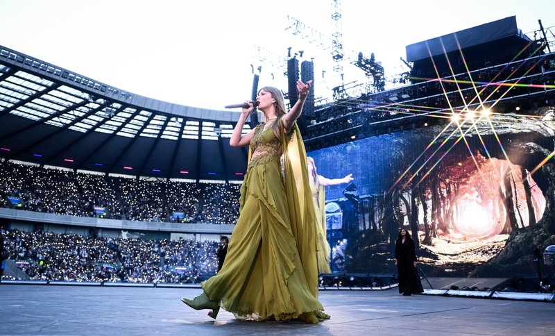 Taylor Swift — June 7 - Edinburgh, Scotland — photo 37