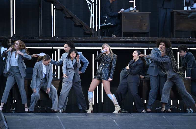 Taylor Swift — June 7 - Edinburgh, Scotland — photo 56